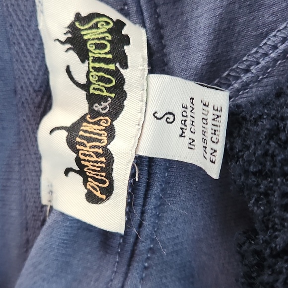 Nwt Meet Me at The Patch Sweatshirt w/fuzzy socks sz S & M - Picture 4 of 5